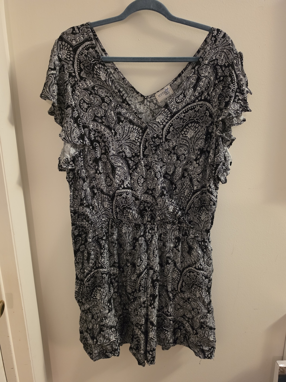 Terra & Sky Black and White Paisley V-Neck Romper Size 2x